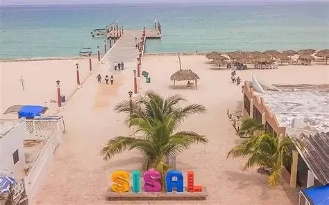 Muelle y playa de Sisal, Yucatán
