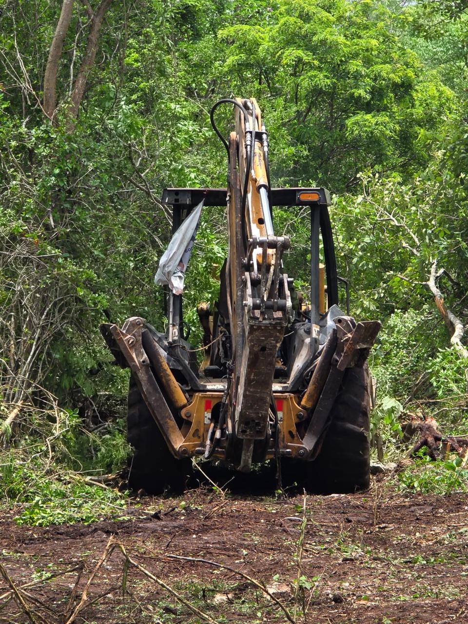 Retroexcavadora trabajando en el desmonte del terreno